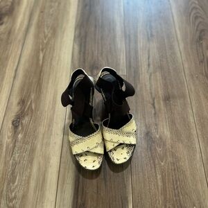 Calvin Klein womens Yvette sandals size 5.5M